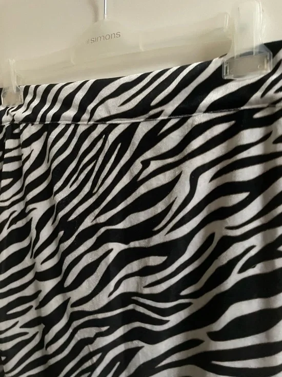 SHEIN Black & White Zebra Pencil Stretch Velvet Skirt - Picture 3 of 8